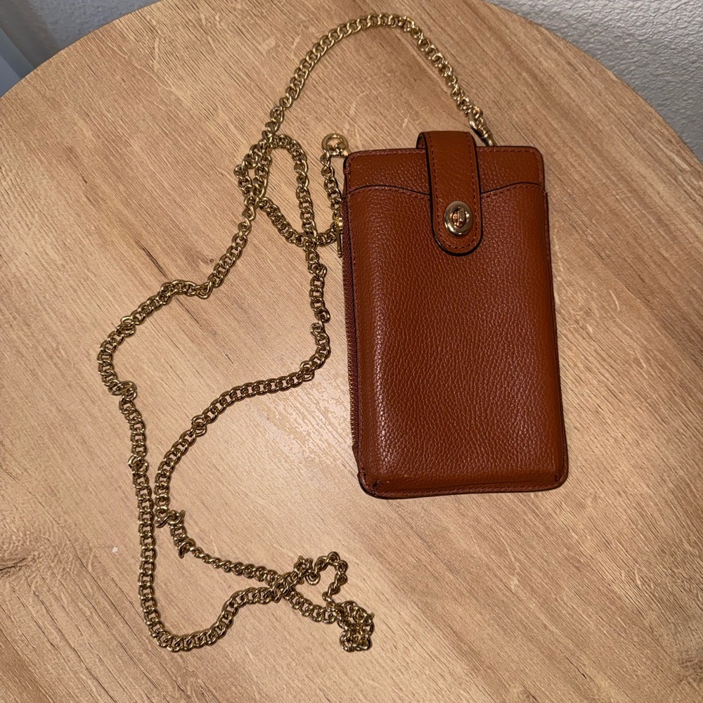 Coach leather phone crossbody
W/Tag.Caramel